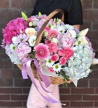 Композиция солнечный день в Щучье Цветочная композиция из Розы, Хризантемы, Пионы и Лизиантусы в корзине в Щучье