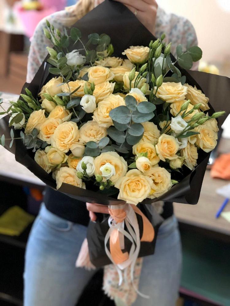 Букет птица счастья в Щучье Букет цветов из: Розы и Лизиантусы в Щучье