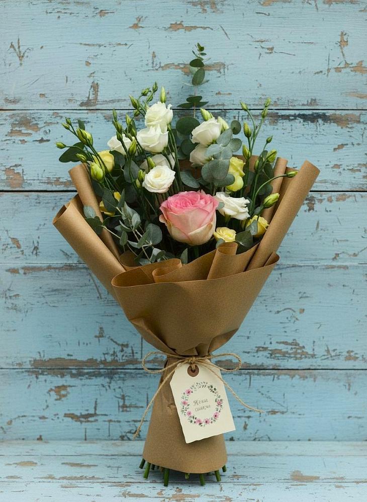 Букет нежный привет в Щучье Букет цветов из: Розы и Лизиантусы в Щучье