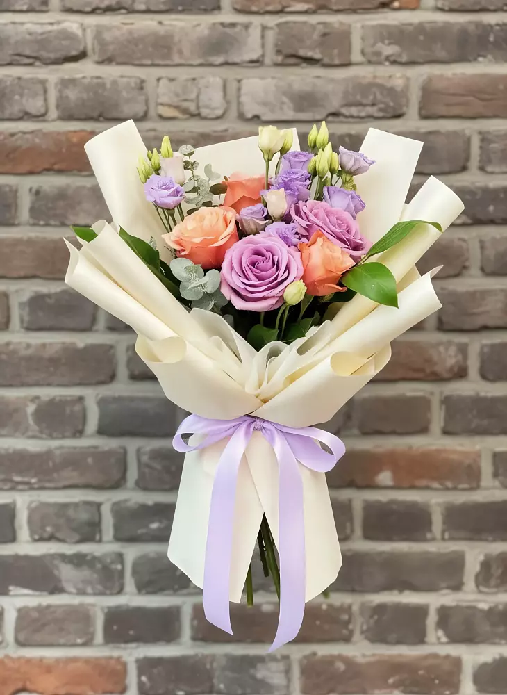 Букет цветочные ноты в Щучье Букет цветов из: Лизиантусы и Розы в Щучье