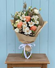 Букет яркий комплимент в Щучье Букет цветов из:  Альстромерии, Лизиантусы, Розы и Хризантемы в Щучье