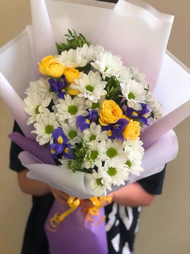 Букет солнечный привет в Щучье Букет цветов из: Ирисы, Хризантемы и Розы в Щучье