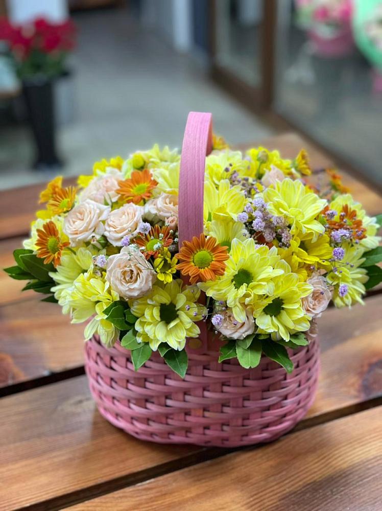 Композиция цветы лета в Щучье Цветочная композиция из Хризантемы и Розы в корзине в Щучье