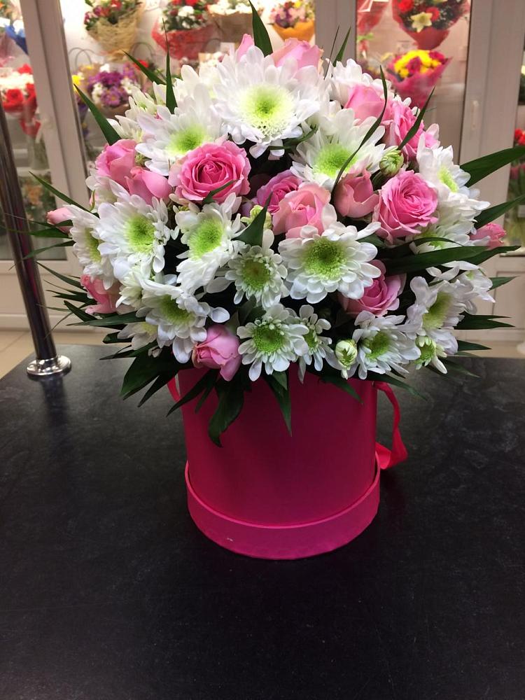 Композиция грация в Щучье Цветочная композиция из Розы и Хризантемы в шляпной коробке в Щучье