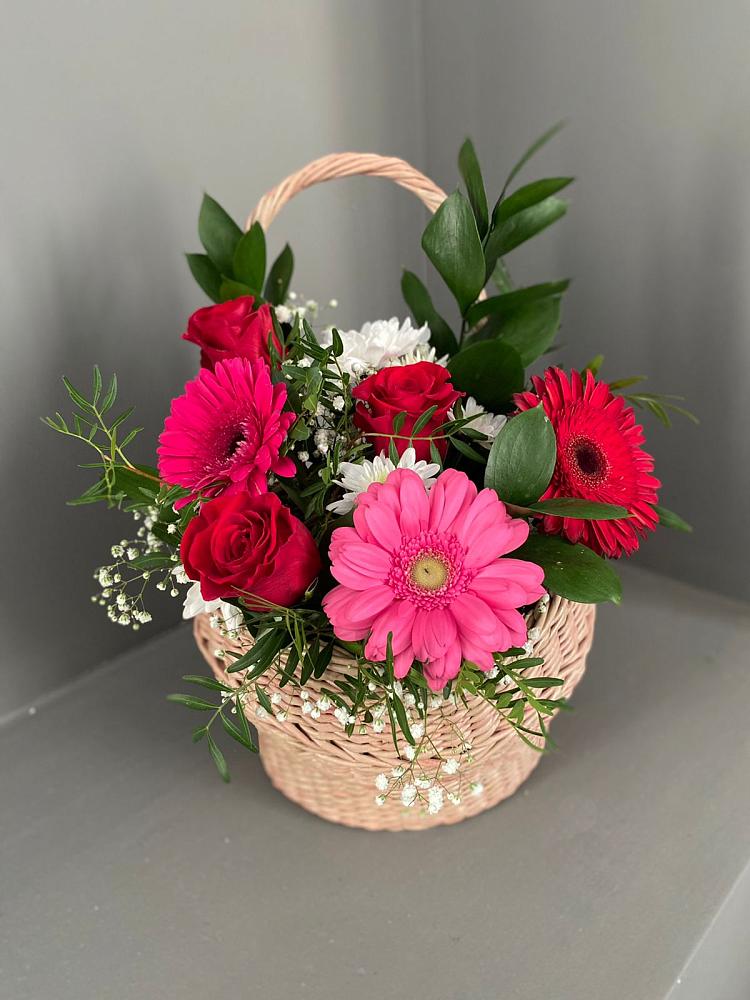 Композиция радостное событие в Щучье Цветочная композиция из Розы, Хризантемы и Герберы в корзине в Щучье