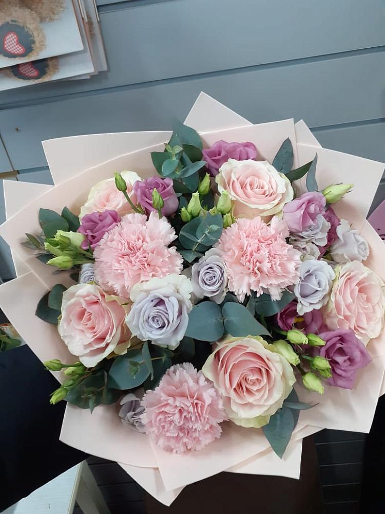 Букет обаятельный в Щучье Букет цветов из: Розы, Гвоздики и Лизиантусы в Щучье