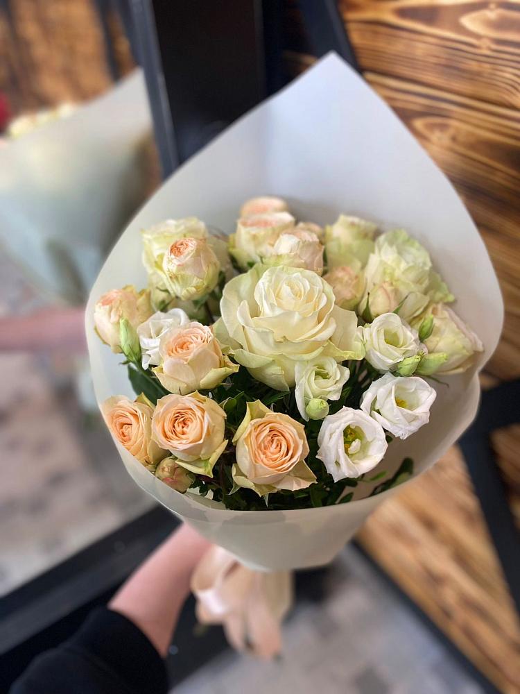 Букет Летний бриз в Щучье Букет цветов из: Розы и Лизиантусы в Щучье